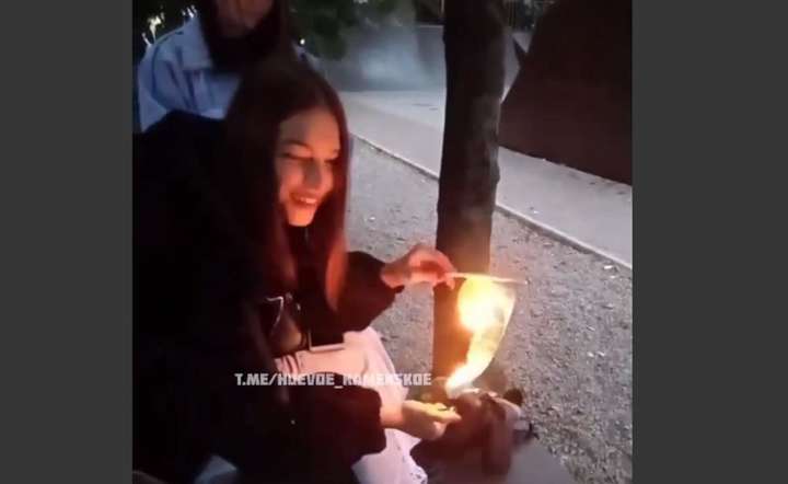 Школярка спалила прапор України та виклала відео у соцмережі