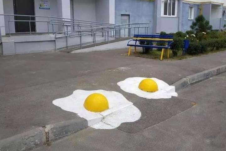Посеред столичного двору зробили гігантську яєчню (фото)