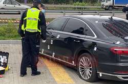 Шефір їздить з водієм, а по задньому пасажирському ряду, де зазвичай сидить Шефір, жодного попадання немає