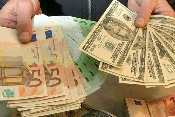 Від початку року київські митники вилучили валюти на 17 млн грн