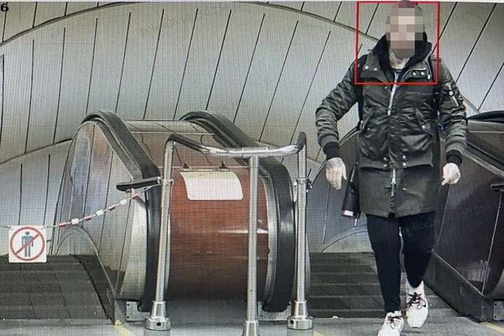 У київському метро іноземець розмахував пістолетом і вдарив жінку (фото)