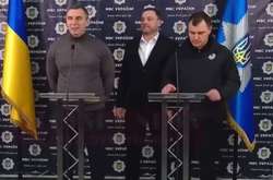  Перший помічник президента України Сергій Шефір (ліворуч) на брифінгу у МВС  