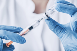 Иммунолог рассказал, кто виноват в низких темпах вакцинации в Украине