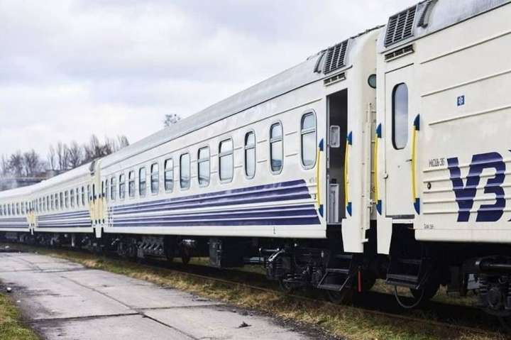Поїзд із Чернівців затримується: на Буковині знову провалилася земля під колією