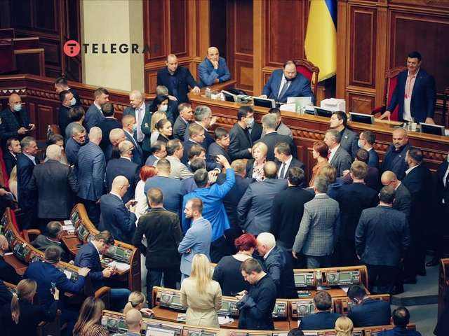 Законопроект об олигархах. Оппозиция блокирует трибуну Рады (фото)