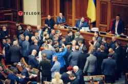Законопроект об олигархах. Оппозиция блокирует трибуну Рады (фото)