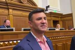 «Слуга» Тищенко знову відзначився: накинувся на нардепа біля трибуни Ради (відео)