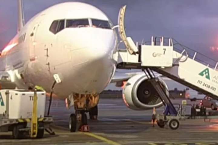 До Києва прибув літак з евакуйованими з Афганістану громадянами (відео)