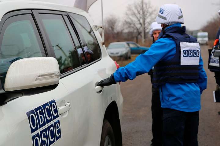 Місія ОБСЄ зафіксувала майже 900 порушень «тиші» на Донбасі за добу
