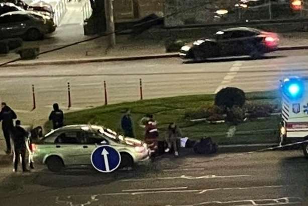 На площі Перемоги в Києві пішохода збили відразу дві автівки (фото)