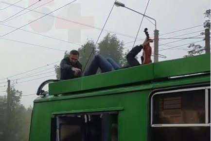 У Харкові скрипаль зіграв на даху тролейбуса (відео)