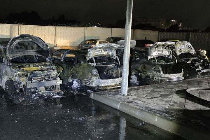 Вночі на парковці житлового комплексу під Києвом згоріли п'ять автівок (фото)