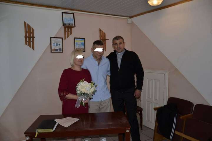 На Тернопільщині довічно засуджений чоловік відгуляв весілля в колонії (фото)