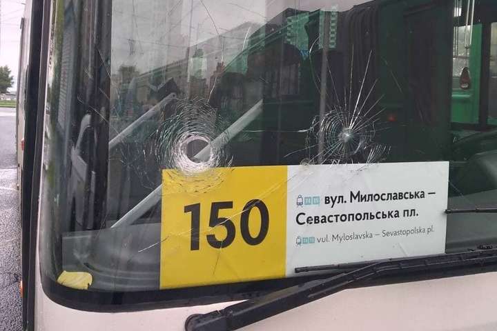 У Києві «тітушки» побили вікна в маршрутках, що працюють за новими правилами (фото)
