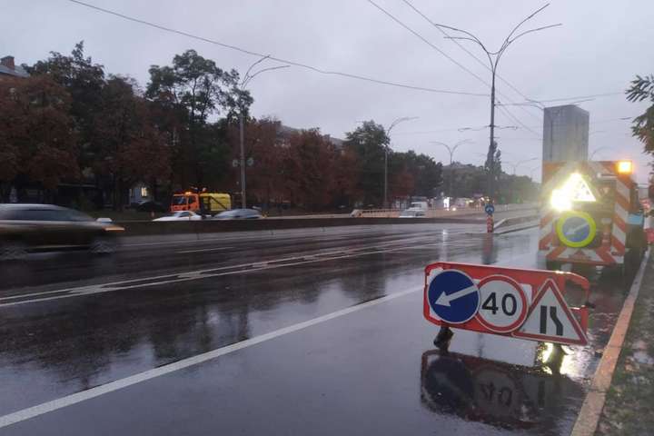 Дощ у Києві: дорожні служби борються з підтопленнями (фото) 