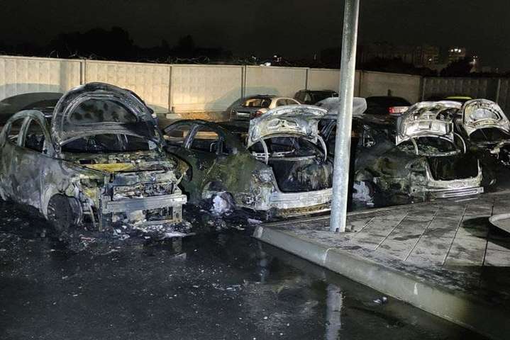 Ночью на парковке жилого комплекса под Киевом сгорели пять автомобилей (фото)