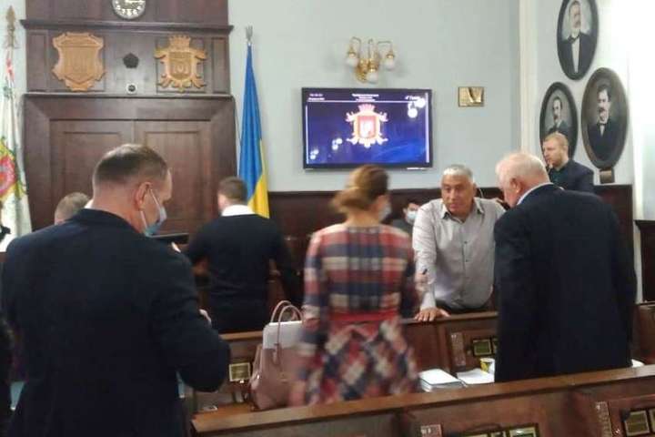 У Чернівцях депутати опозиції зірвали сесію міськради (фото, відео)