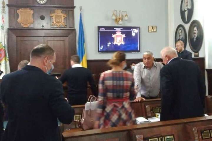 В Черновцах депутаты оппозиции сорвали сессию горсовета (фото, видео)