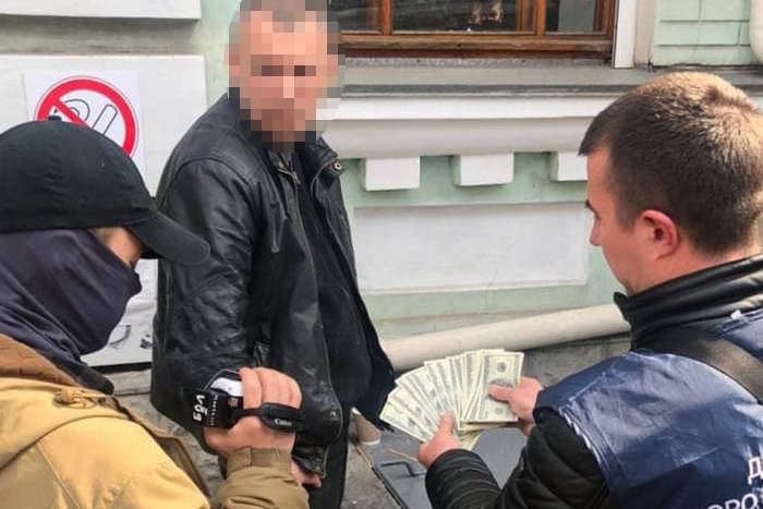 Посадовця київської поліції судитимуть за хабар у $2 тис.