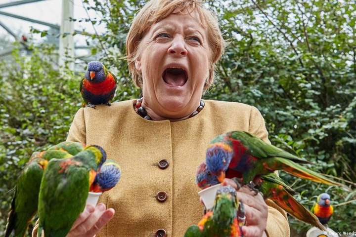 Меркель емоційно сфотографувалася з папугами та потішила соцмережі