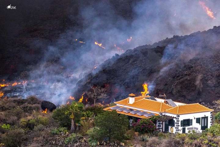 Виверження вулкана на Канарах: лава зруйнувала понад 300 будинків (фото)
