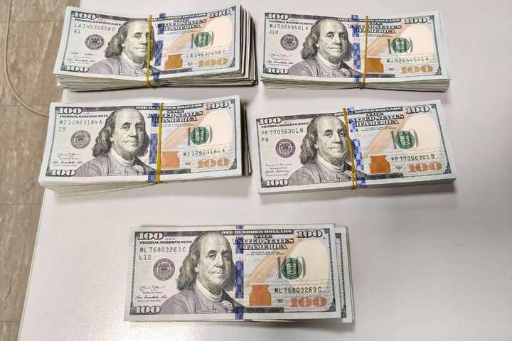 Київські митники вилучили у йорданця валюти майже на пів мільйона гривень
