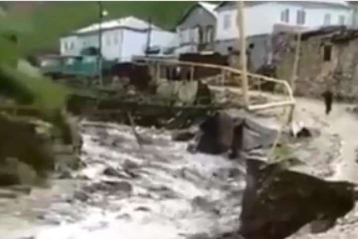 Зруйновані дороги та будинки: у Дагестані вирує негода (відео)
