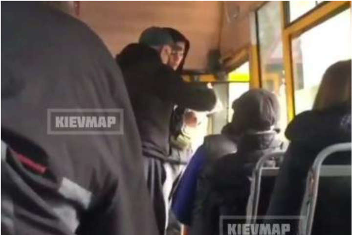 У Києві жорстко покарали водія маршрутки, який побив підлітка-пільговика