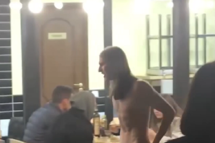 У Києві голий чоловік розбив пляшку об голову відвідувача кафе (відео)