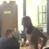 У Києві голий хлопець напав на відвідувачів кафе, які сиділи на літній терасі