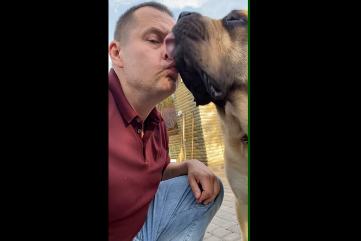 Мер Дніпра показав палкі поцілунки зі своїм цуценям (фото)