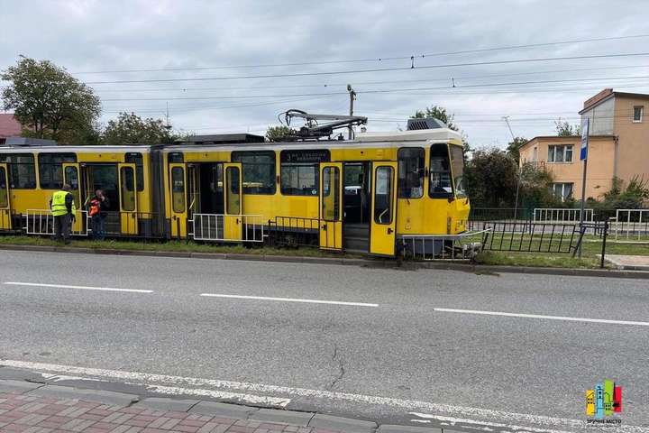 У Львові трамвай зійшов з рейок (фото)