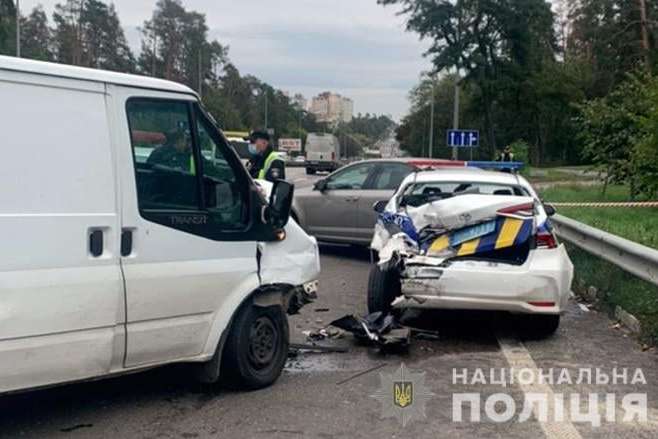 У Києві мікроавтобус протаранив патрульне авто: є травмовані