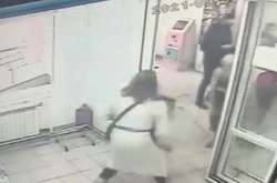 У Москві чоловік напав з сокирою на відвідувачів магазину