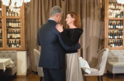 Поцелуй, белый танец и сюрприз. Как Марина Порошенко поздравила мужа с днем ​​рождения (видео)