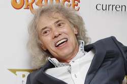  У складі Status Quo Ланкастер грав на бас-гітарі і записував вокальні партії 