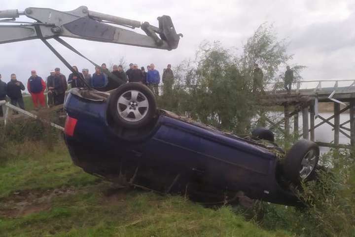 Смертельна аварія на Рівненщині: автомобіль злетів з мосту (фото)