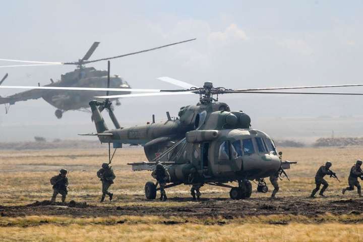 Росія почала масштабні військові навчання в окупованому Криму