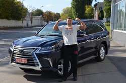 У 2018 році Олександр Усик купив собі Lexus LX