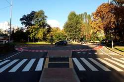 На вул. Підвисоцького роботи з влаштування зони підвищеної безпеки руху вже майже завершені