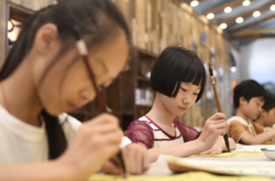 Форму китайских школьников оснастили чипами для слежения 