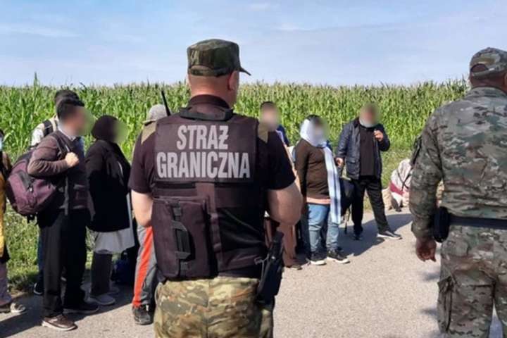 Білоруські прикордонники годують дітей мігрантів наркотиками – МВС Польщі