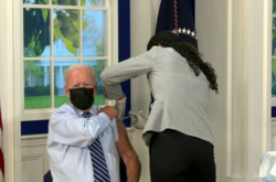 Байден получил третью прививку от коронавируса