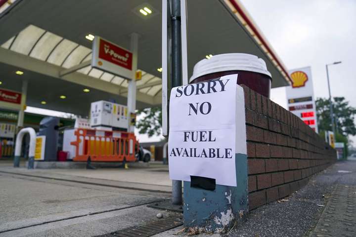 У Великобританії на заправках закінчився бензин