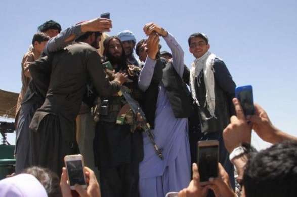 «Талібан» заборонив в Афганістані довгі зачіски, селфі та білі кросівки