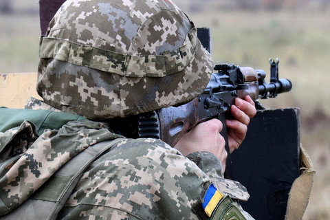 На Донбассе возросла интенсивность боевых действий, ранено военного 