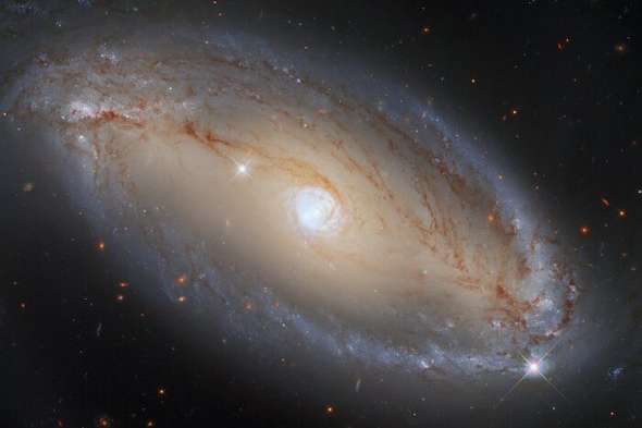 Телескоп Hubble зробив унікальний знімок спіральної галактики (фото)