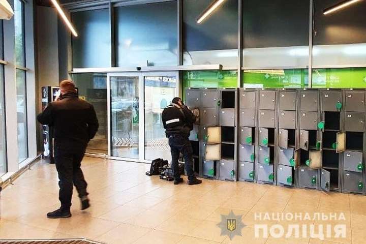 Поліція затримала крадіїв, які обчищали камери схову в супермаркетах (фото)
