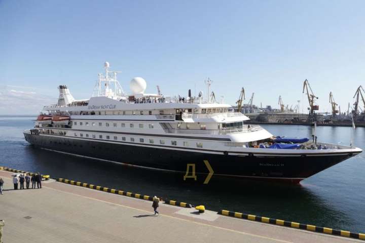 До Одеси зайшов перший круїзний лайнер від початку пандемії (відео) 