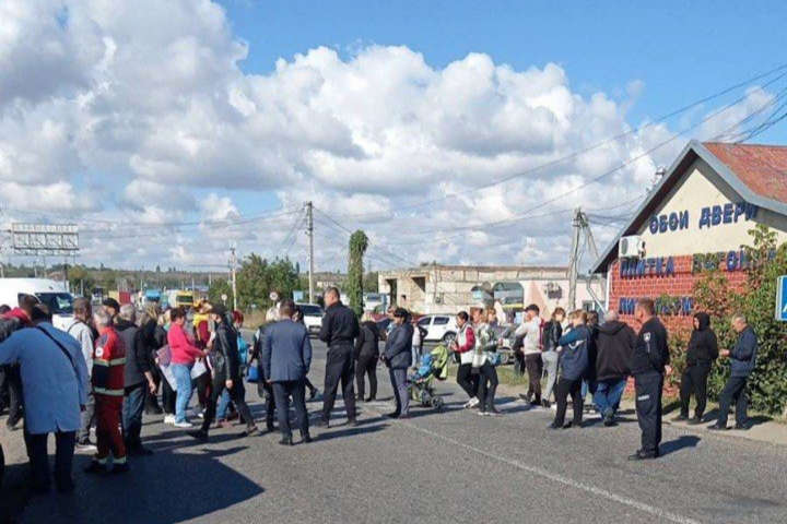 Жителі Одещини перекрили міжнародну трасу: не хочуть дистанційного навчання (фото) 